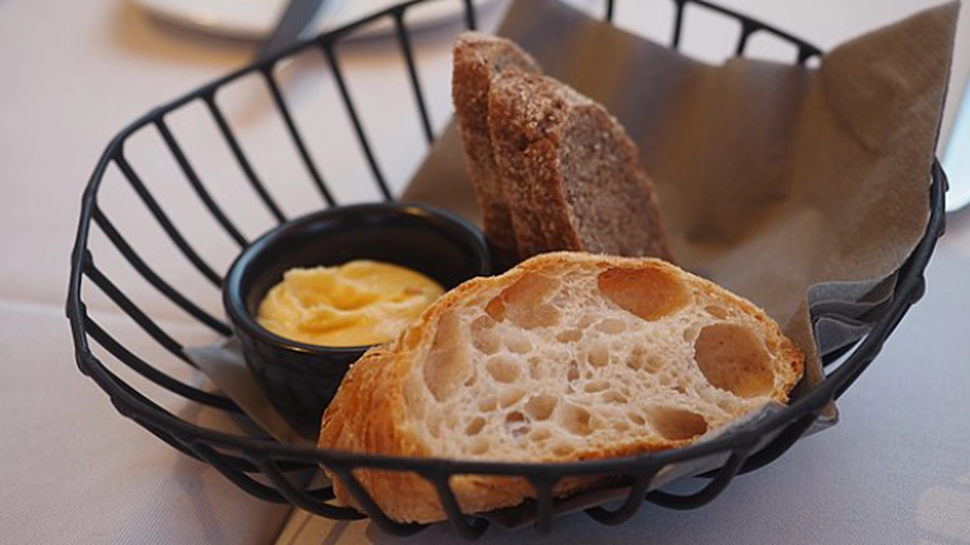 Fald ikke i fælden: Derfor giver restauranter dig gratis brød