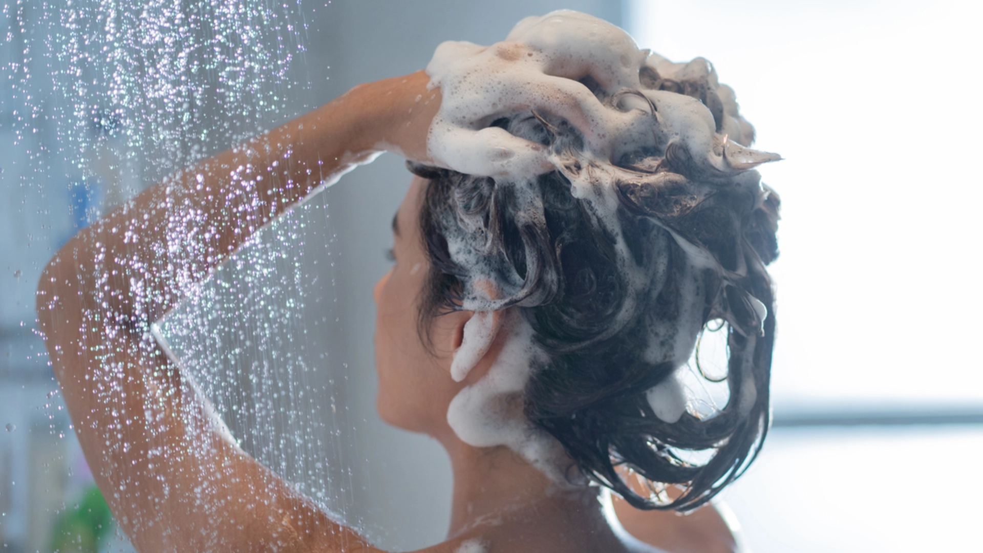 Frisør afslører: Dit hår bliver fedtet på grund af én almindelig fejl med din shampoo