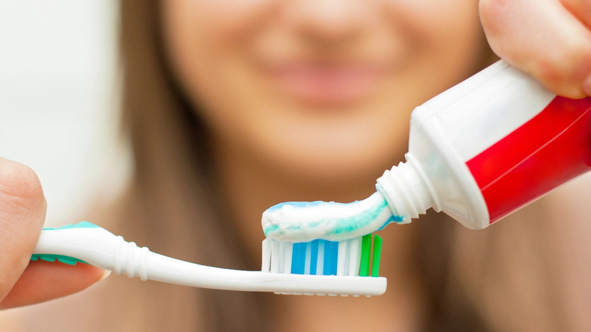 Tandlæge med advarsel: Her er grunden til, at han fraråder sine patienter at bruge denne tandpasta