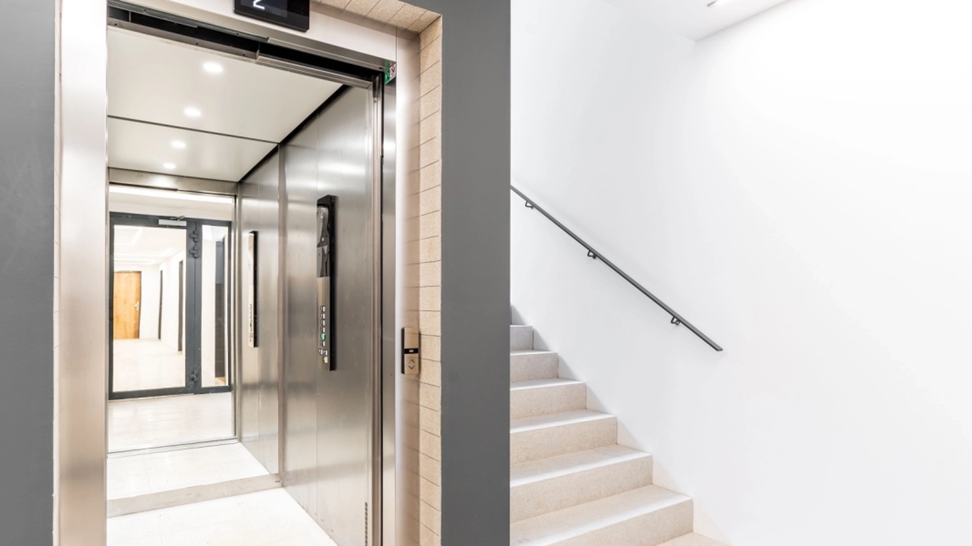 Har du også undret dig: Derfor er der altid et spejl i en elevator