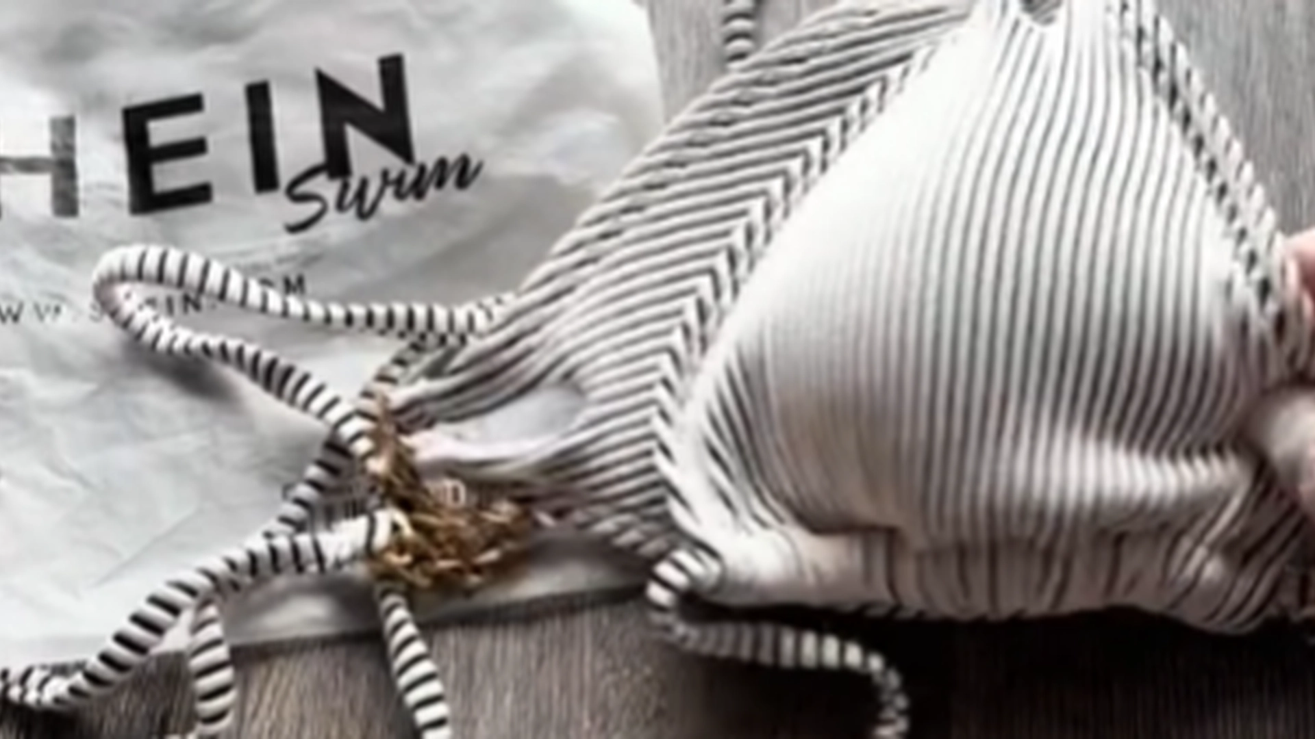 Shein er havnet i ulækker shitstorm: Vent til du ser, hvad hun fandt i sine bikinitrusser