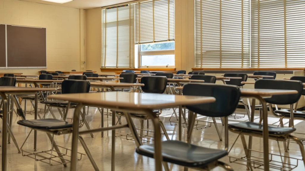 16-årig dreng pjækkede dagligt fra skolen to år: Det resulterede i en bøde på svimlende beløb til hans enlige mor