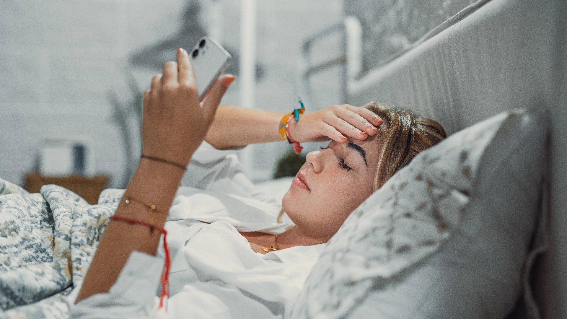 Derfor bør du ikke scrolle på telefonen om morgenen