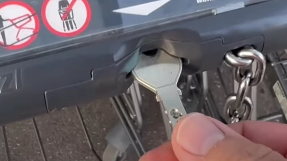 Han sætter en nøgle i indkøbsvognen: Så sker det, som ingen havde forventet ville ske