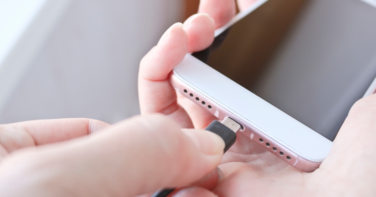 Mange oplader deres mobiltelefon forkert: Én lille fejl kan have store konsekvenser på sigt.