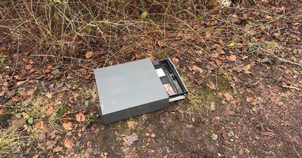 Mand fandt stjålet kasseapparat i skoven: Indholdet var slet ikke, hvad han regnede med