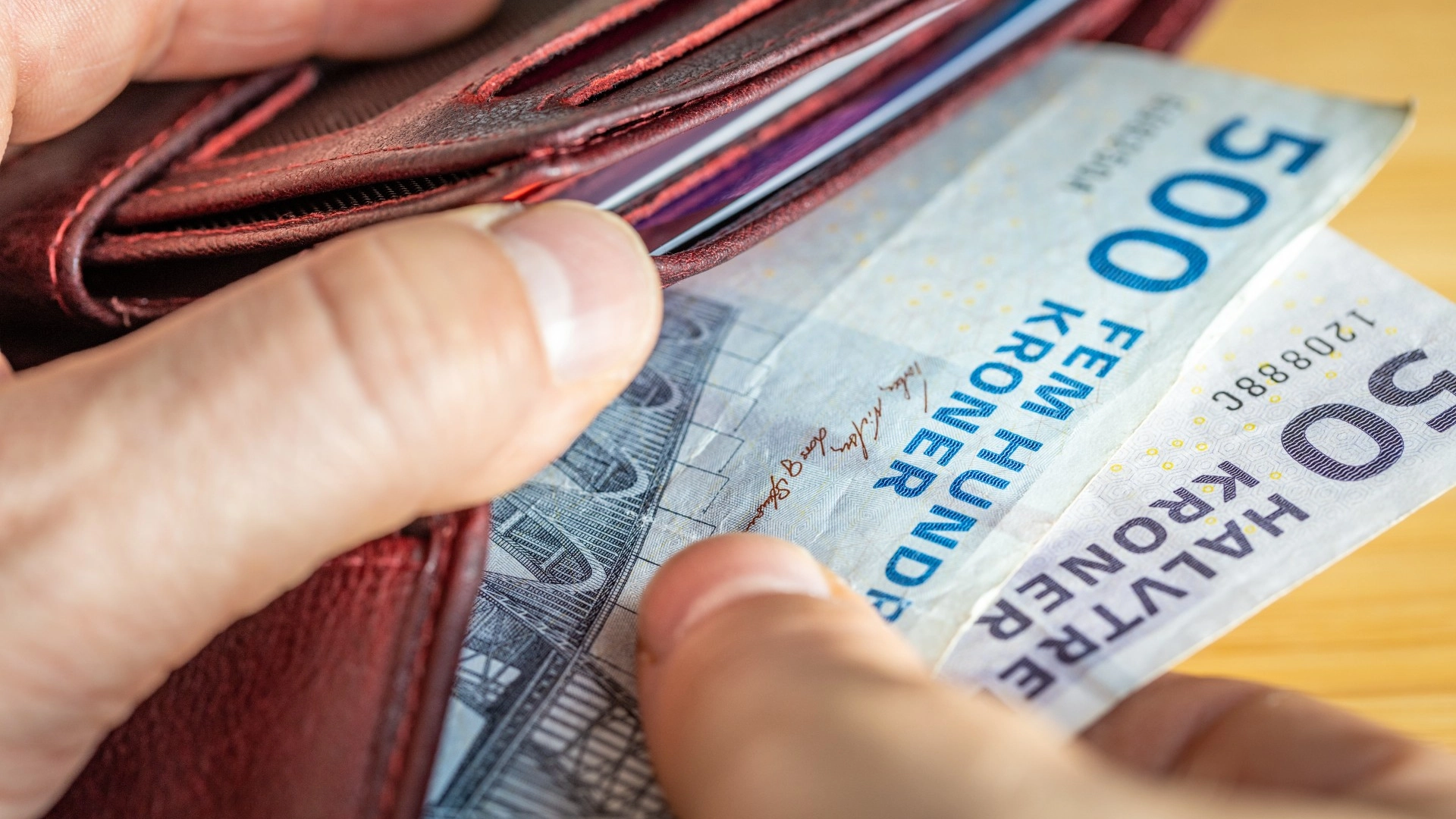Sig farvel til kontanter: Denne betaling bliver snart den eneste mulighed