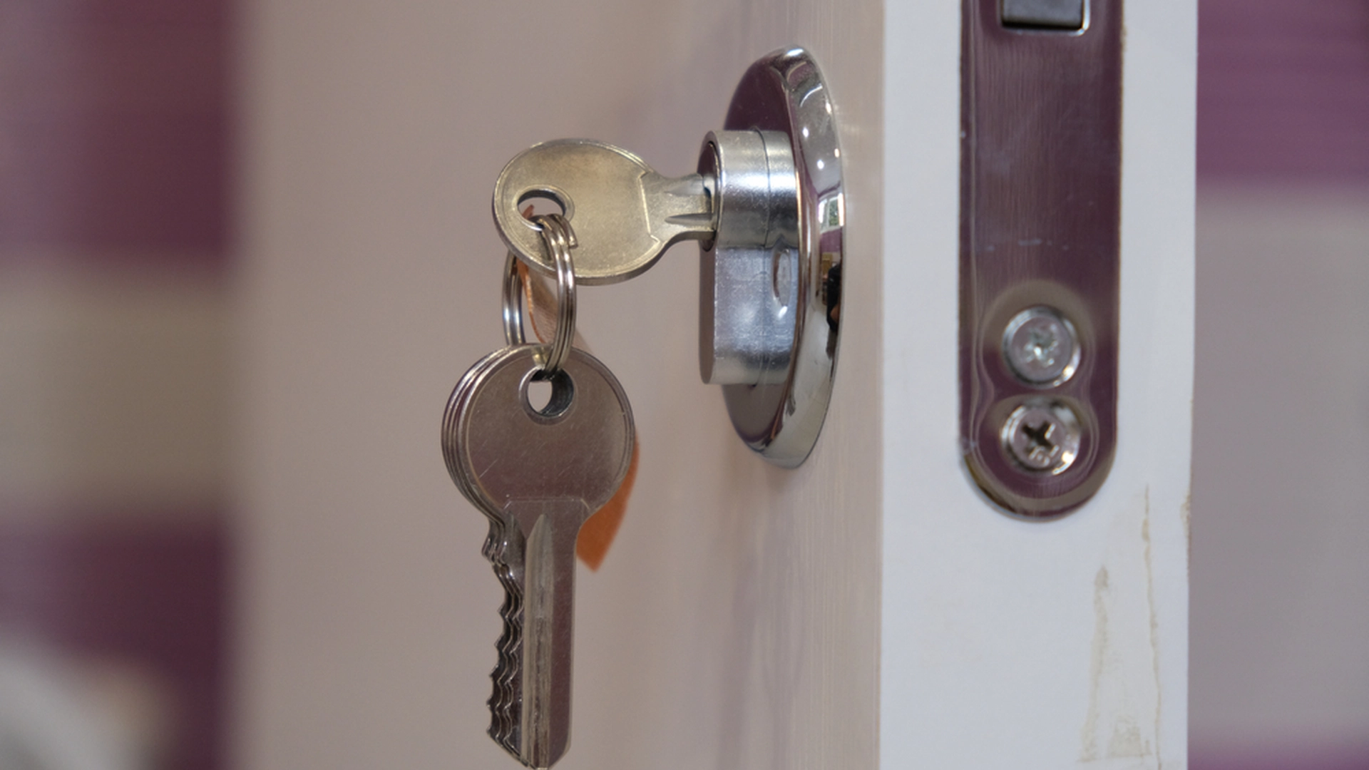 Derfor bør du aldrig lade dine nøgler blive i låsen om natten