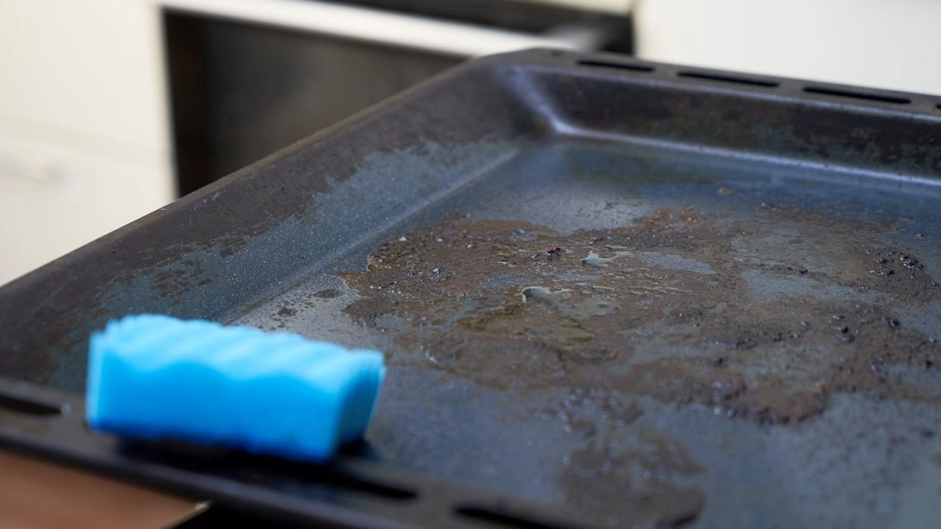Få dine bageplader skinnende rene med disse 3 enkle metoder mod fastbrændt snavs