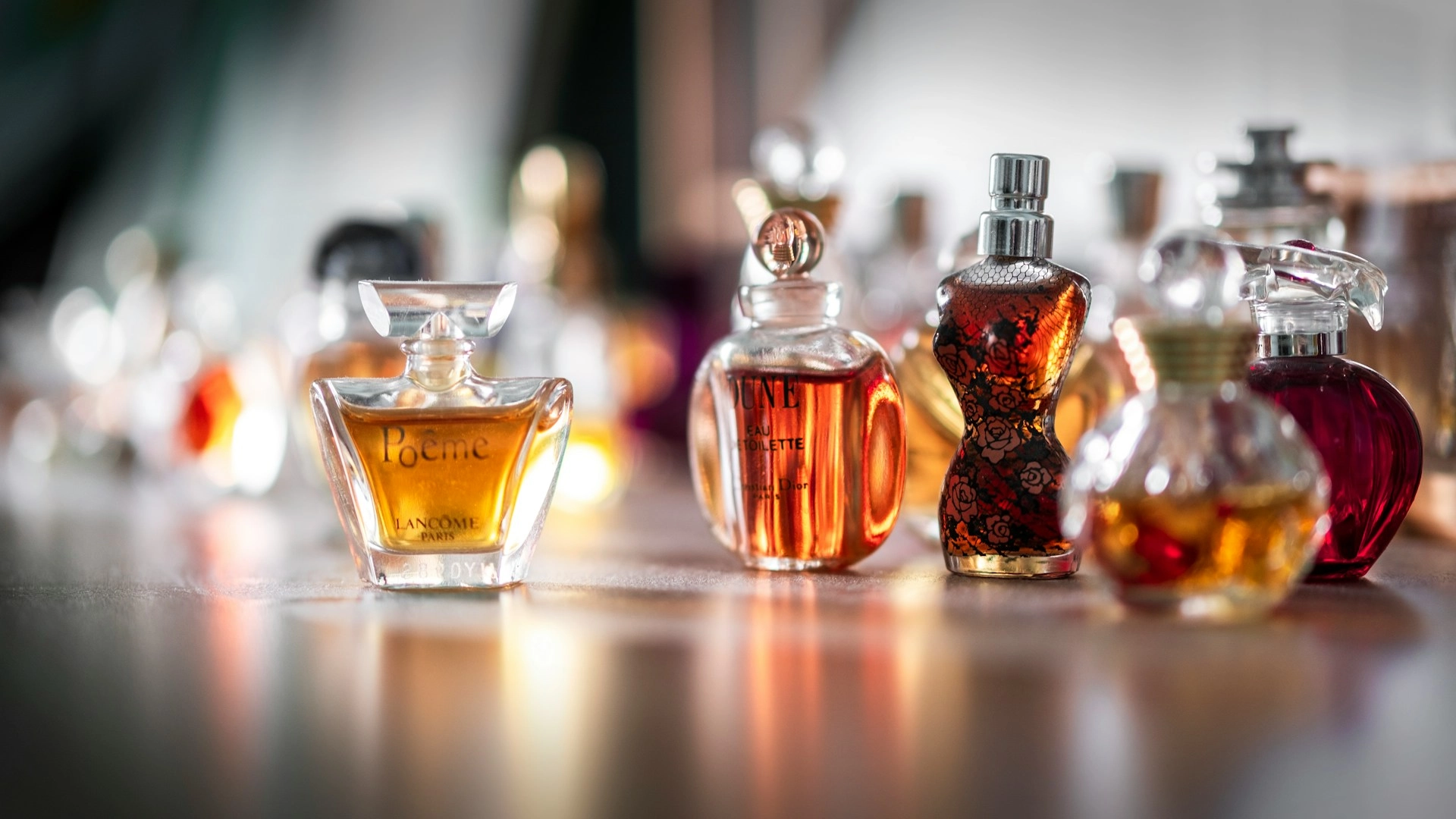 Et simpelt trick får din parfume til at holde i timevis