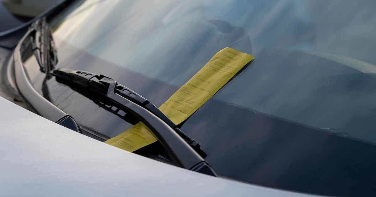 John fik p-bøde på sin egen grund: Nu raser han over p-selskabets svar