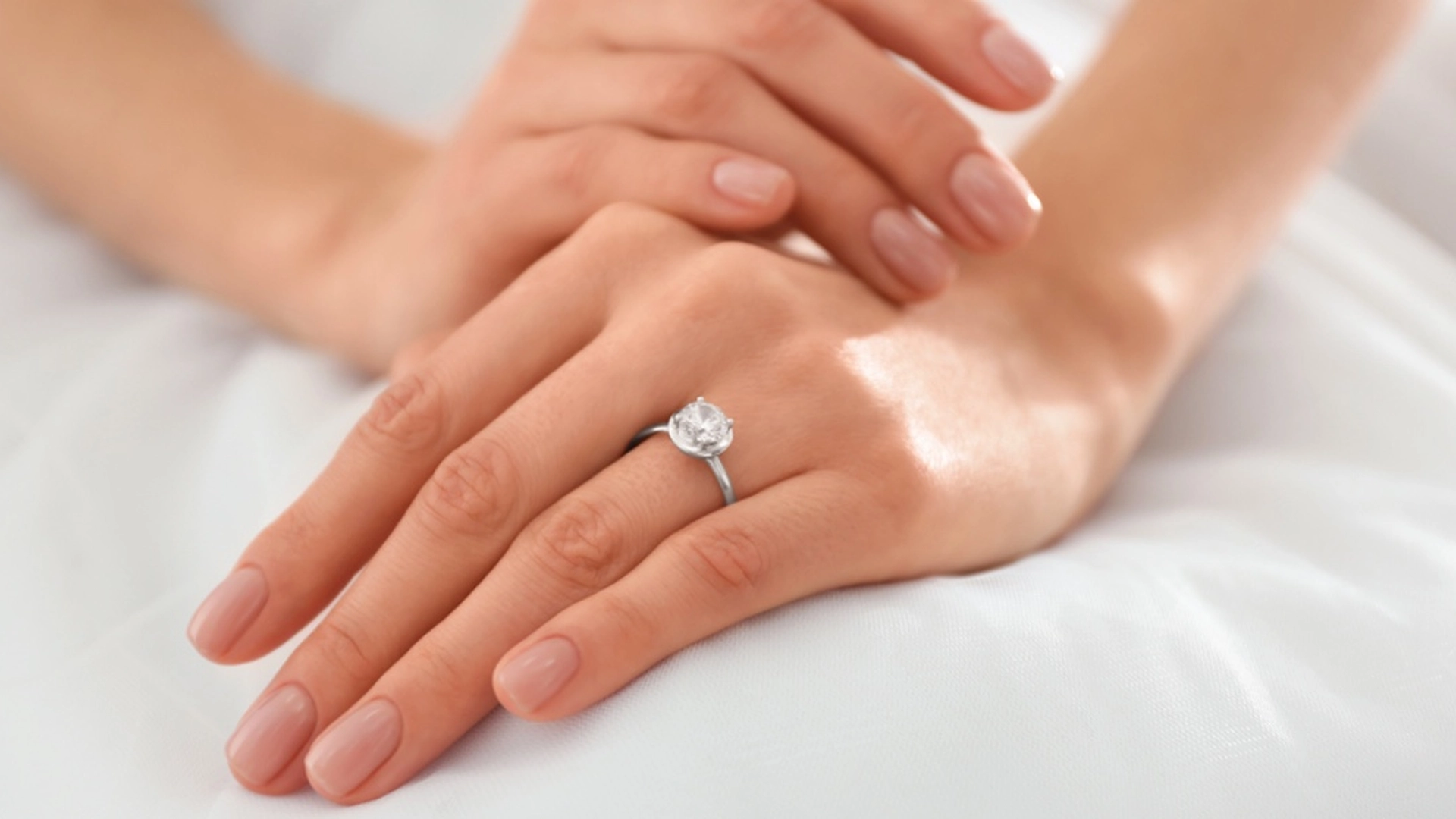 Her er årsagen til, at du aldrig må sove med ringe på