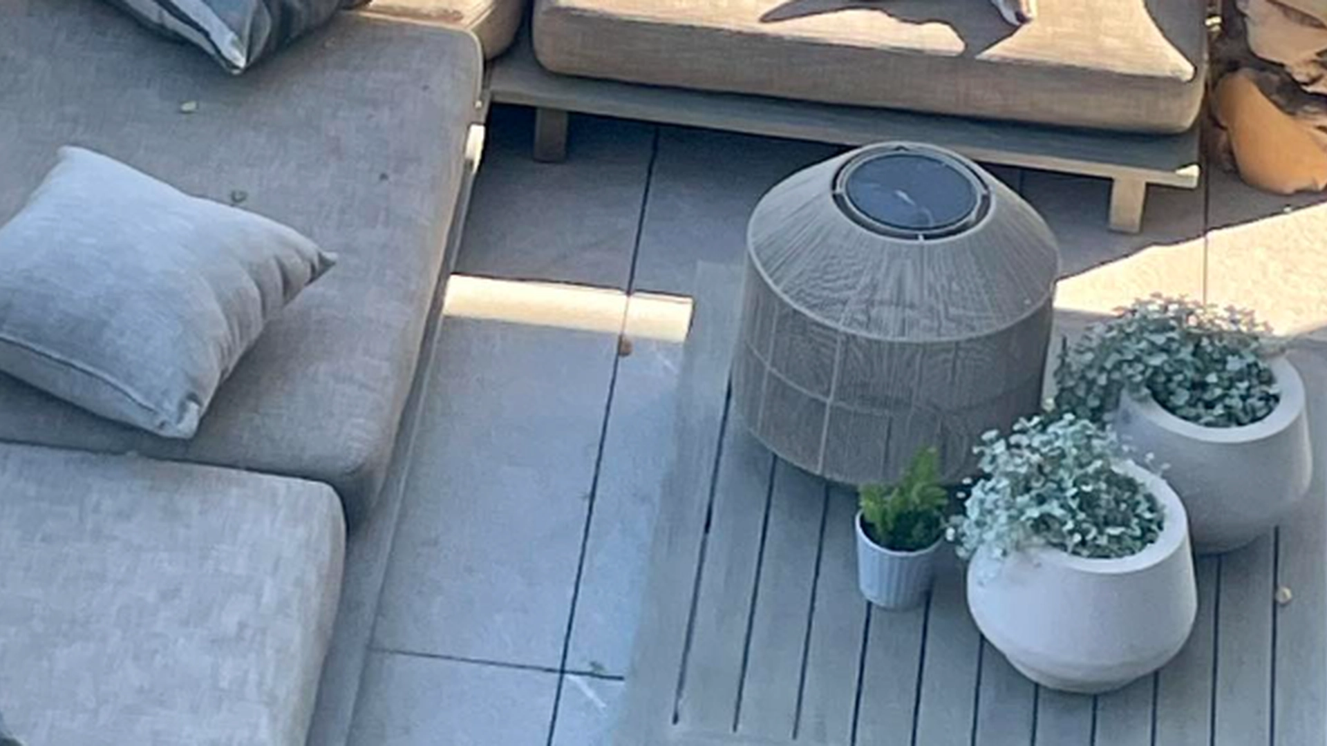 Husejer fik sig et uventet besøg på terrassen: Vent til du ser, hvem der lånte udesofaen