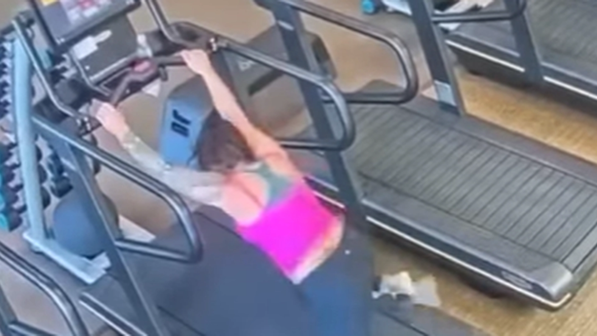 Ung kvinde var pludselig halvnøgen i fitnesscentret: Løbebåndet får nu skylden