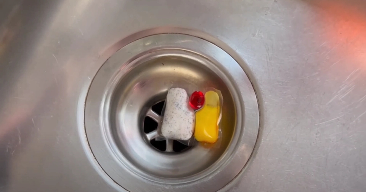 Læg en opvasketablet i vasken og hæld 1,5 liter kogende vand over: Så løser du udbredt problem