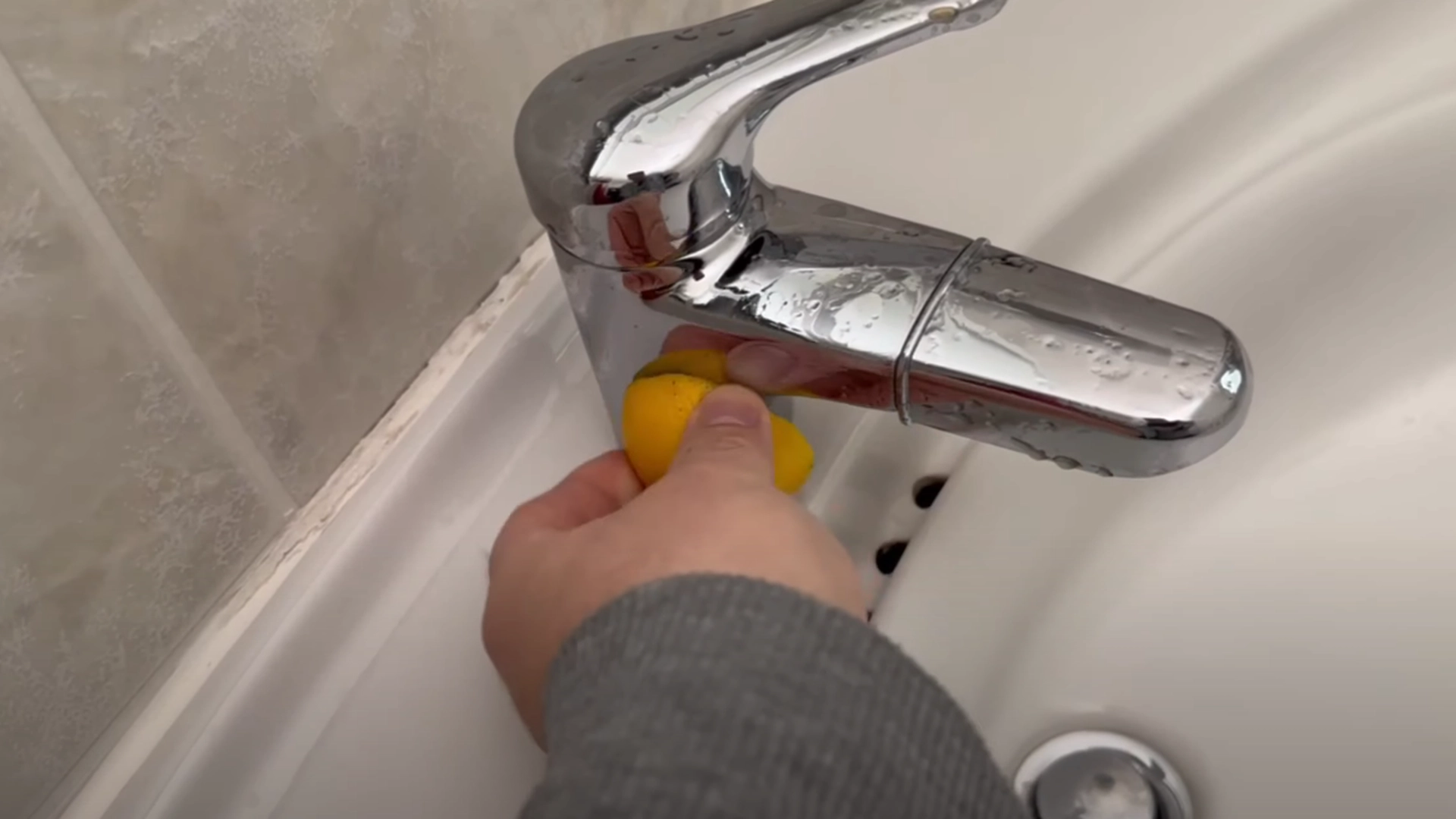 Det er nemt og effektivt: På disse områder på badeværelset bør du gnide en halv citron