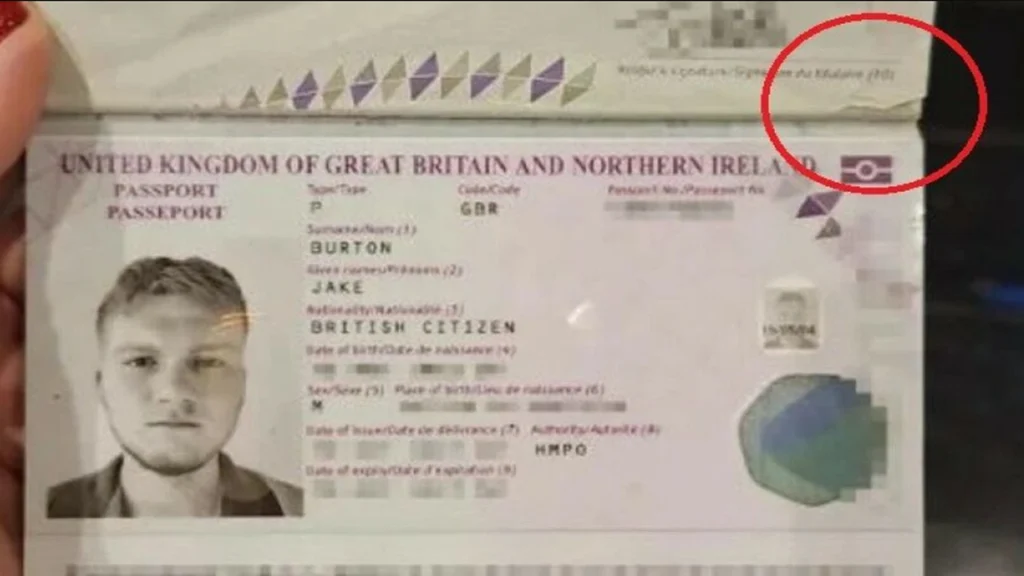 Familie raser efter deres 19-årige søn blev nægtet boarding på flyet: Havde lille ridse i passet