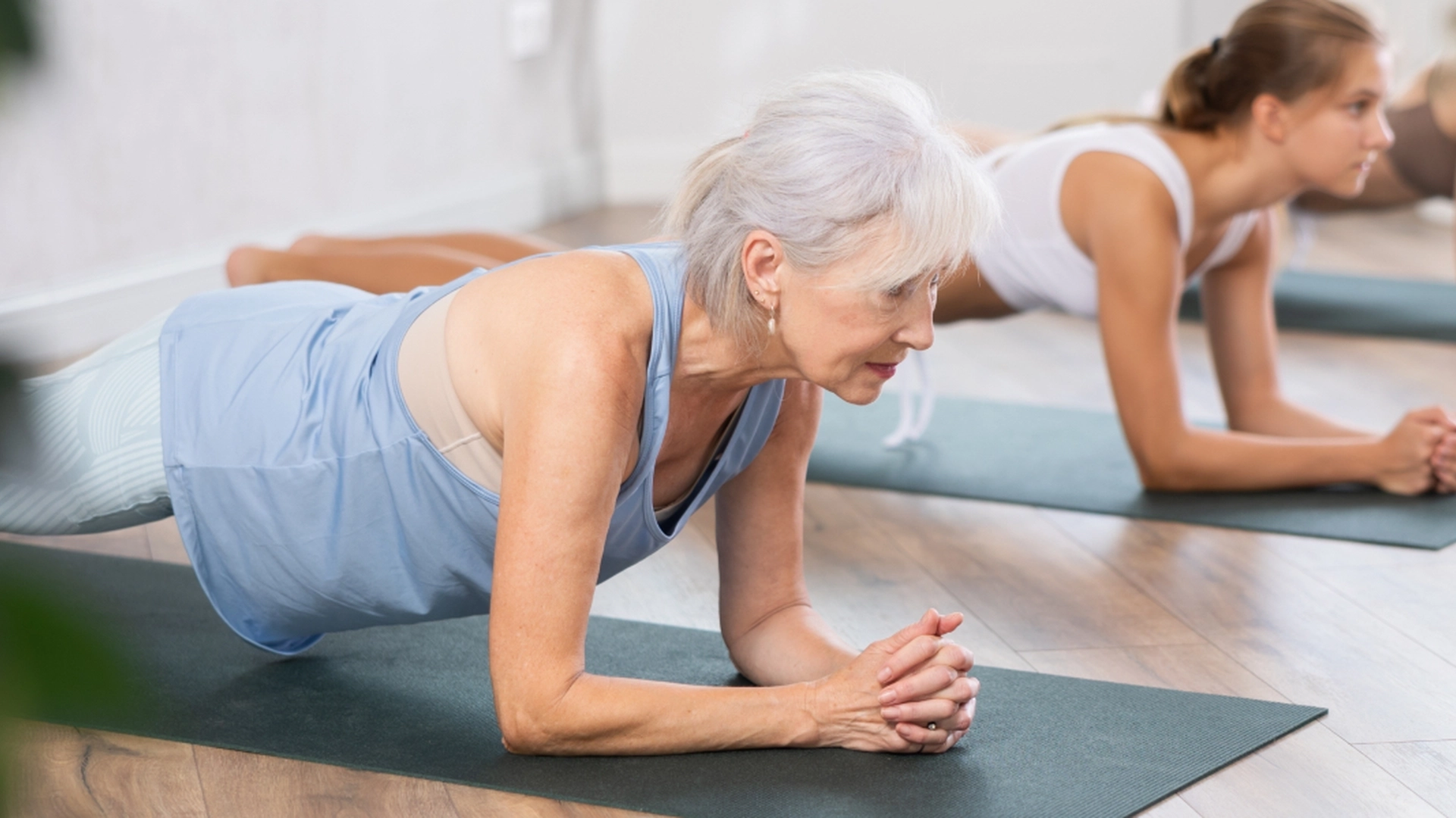 Fysioterapeut med afsløring: Lav disse 4 øvelser ugentligt for at føle dig og se yngre ud på få uger