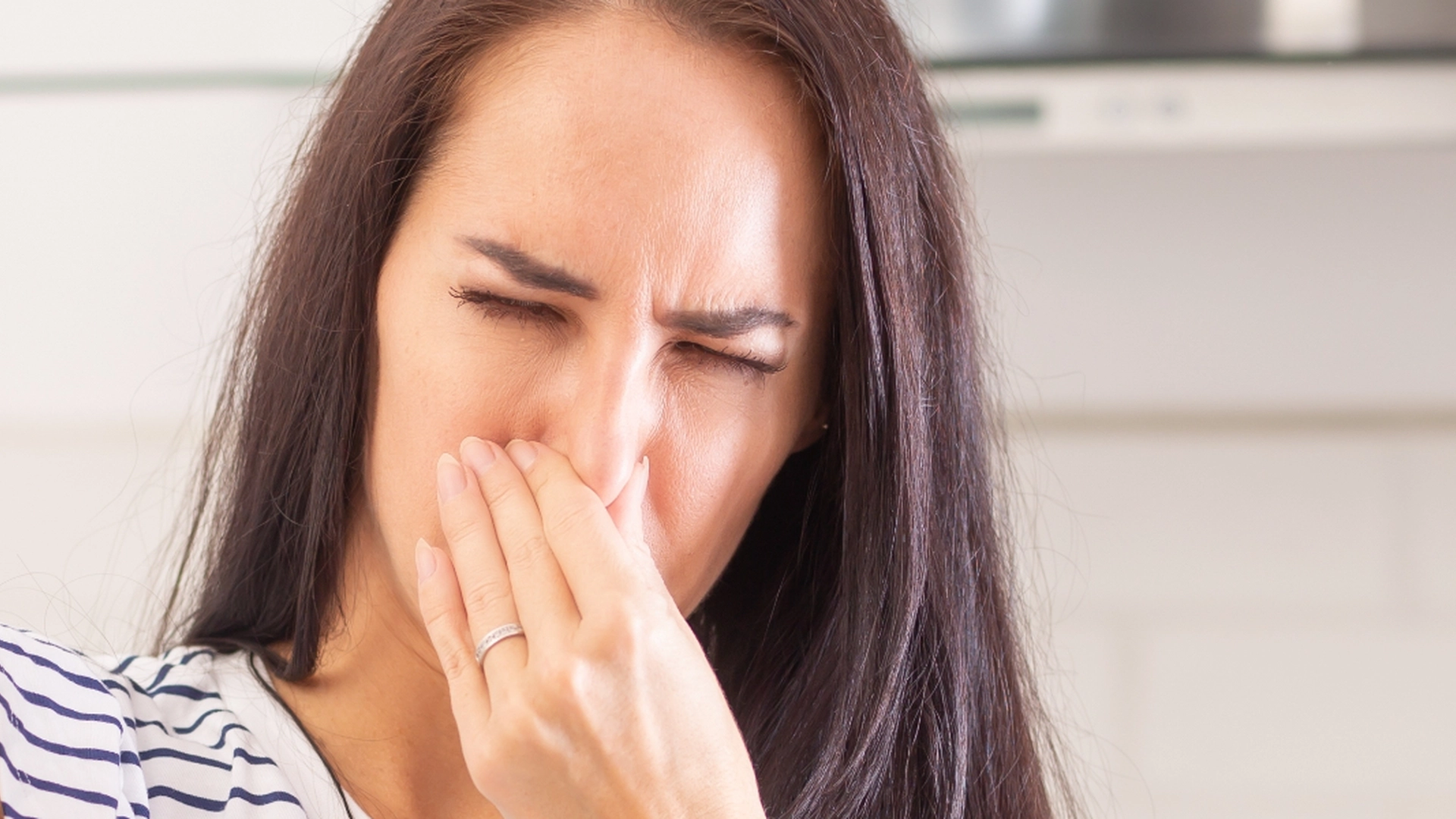 En frygtelig stank bredte sig i kvindens køkken: Da hun opdagede årsagen, fik hun et chok