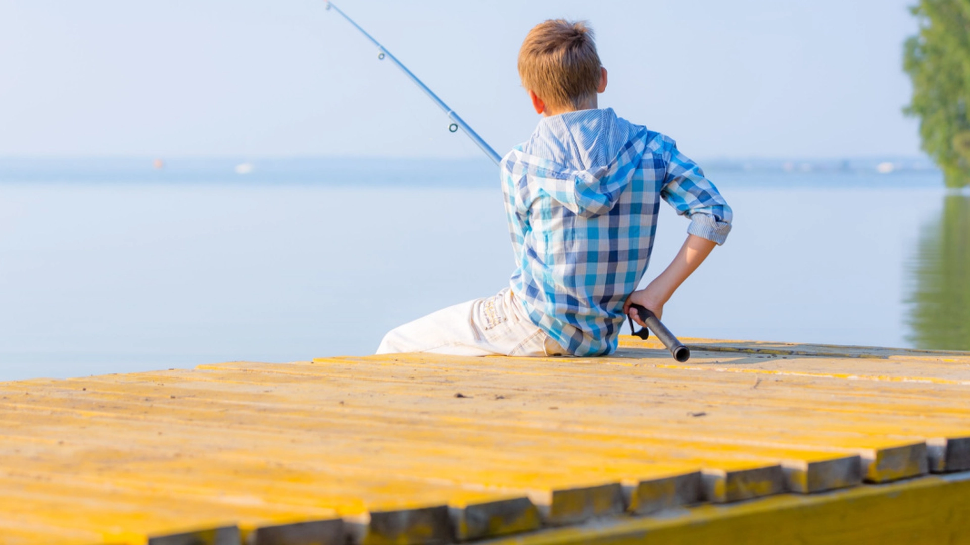 Lille dreng fisker i dammen bag familiens hus: Da han ser, hvad han har fanget, bryder han ud i et rædselsskrig