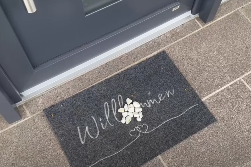 Hvis du ser en bunke sten på din dørmåtte, skal du handle omgående