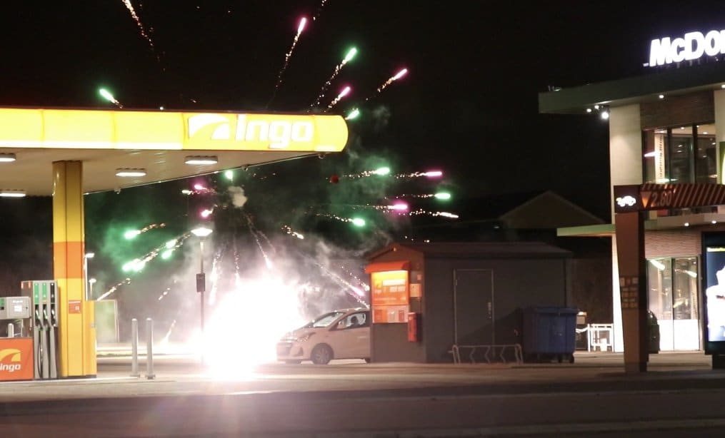 Nu skete det igen, igen: Drenge skyder fyrværkeri af mod trafik og tankstation
