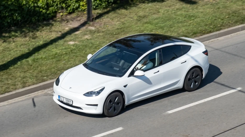 Kan det virkelig være rigtigt? Tesla-ejer pålagt regning på 150.000 kroner for reparation efter kørsel i regnvejr