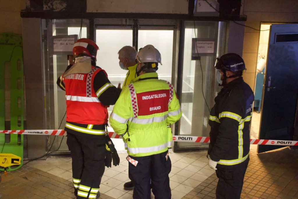 Elevatorulykke på togstation: En mand fastklemt