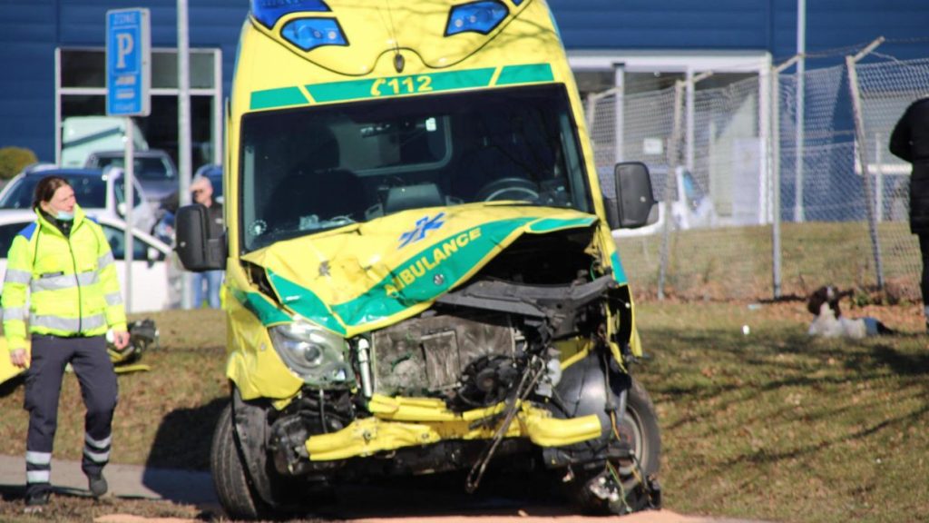 Ambulance involveret i alvorlig ulykke
