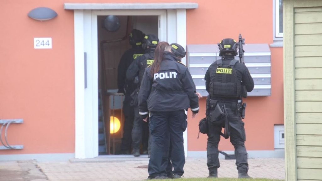 Stor politiaktion: kampklædte betjente venter på ’farlig’ mand