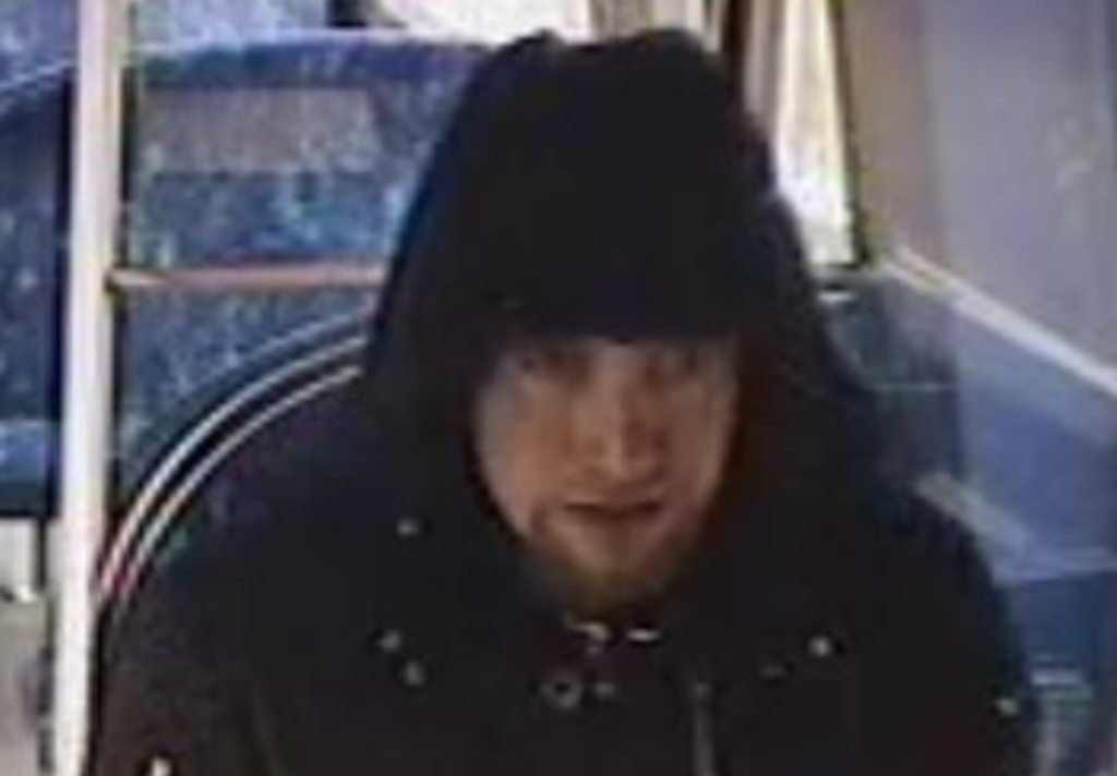 Politiet deler foto: Mand efterlyst for vold i S-tog