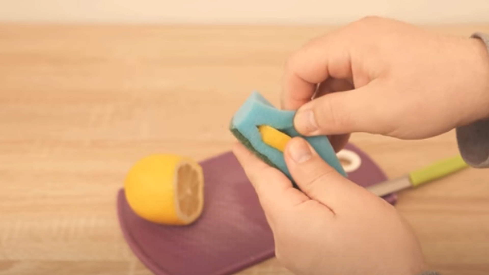 Genialt trick burde vinde guld til OL. Se bare magien ske, når han sætter en citronskive i sin køkkensvamp.