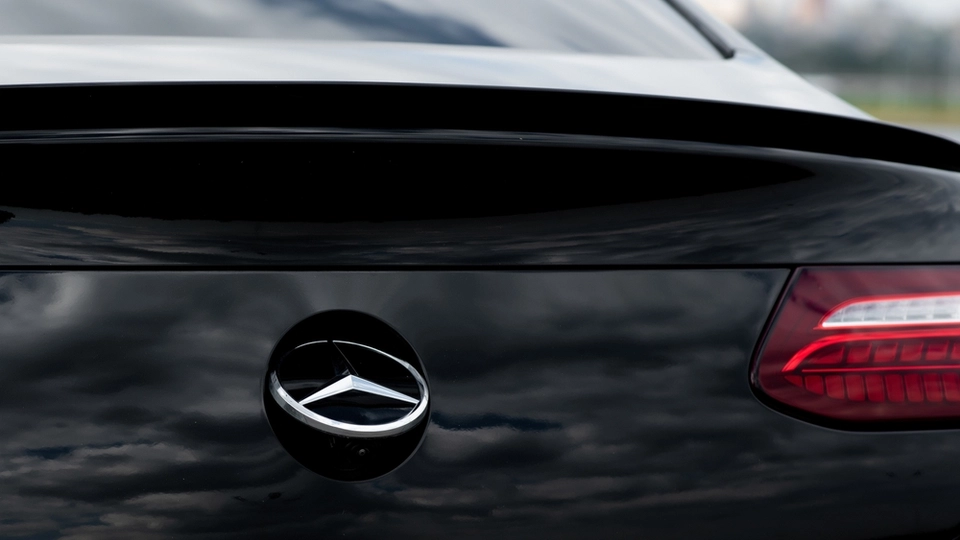Hvis du ser en Mercedes køre rundt med logoet på skrå, så er der en god grund