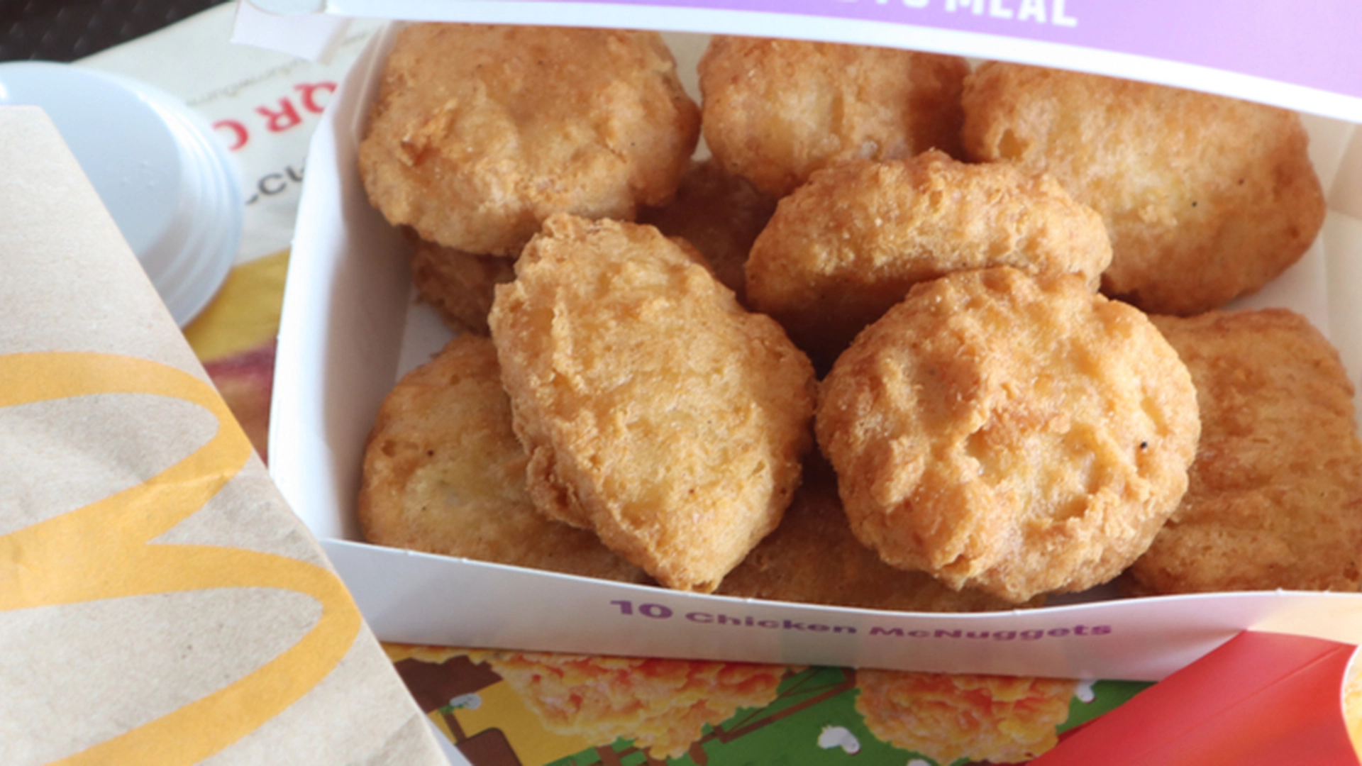 Kvinde hørte datter bide i noget hårdt i McNugget: Fik sig et chok, da hun så, hvad det var