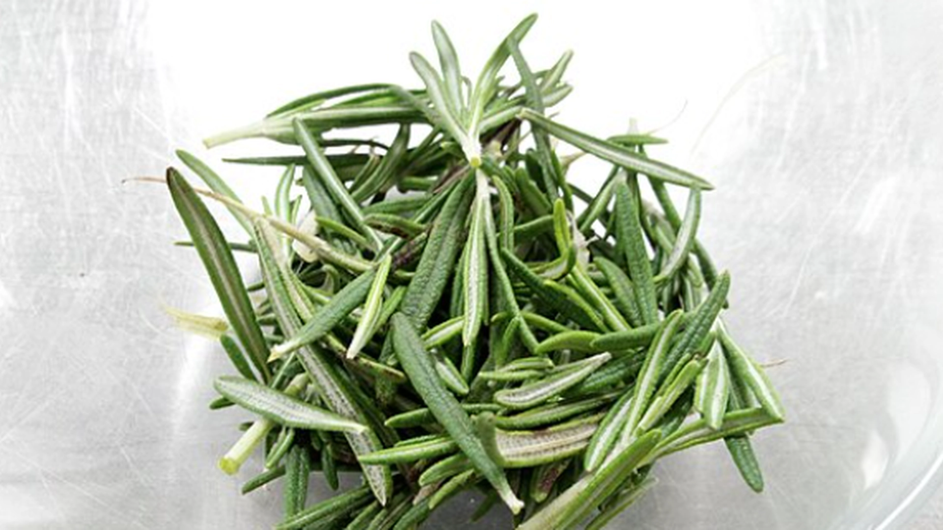 Hvis du endnu ikke sover med rosmarin ved din side, bør du begynde nu