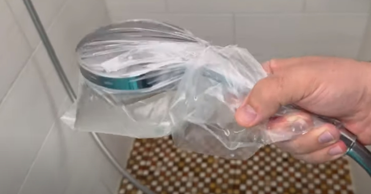 Han sætter en plastikpose på brusehovedet: 2 timer senere kunne han ikke tro sine egne øjne