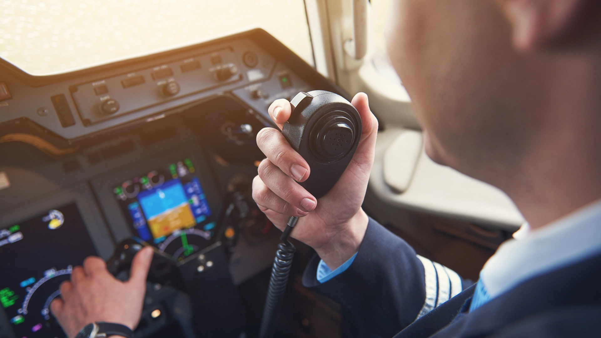 Pilot fastslår: Alle passagerer bør stille stewardesser ét spørgsmål, når de går ombord