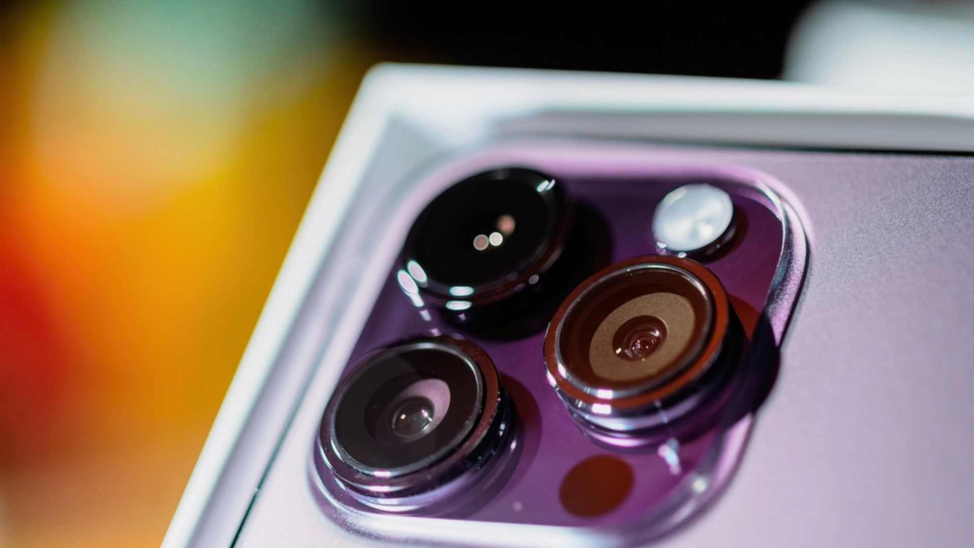 Kvinde opdagede mobil halvt begravet i græsset: Formålet er både skræmmende og bekymrende