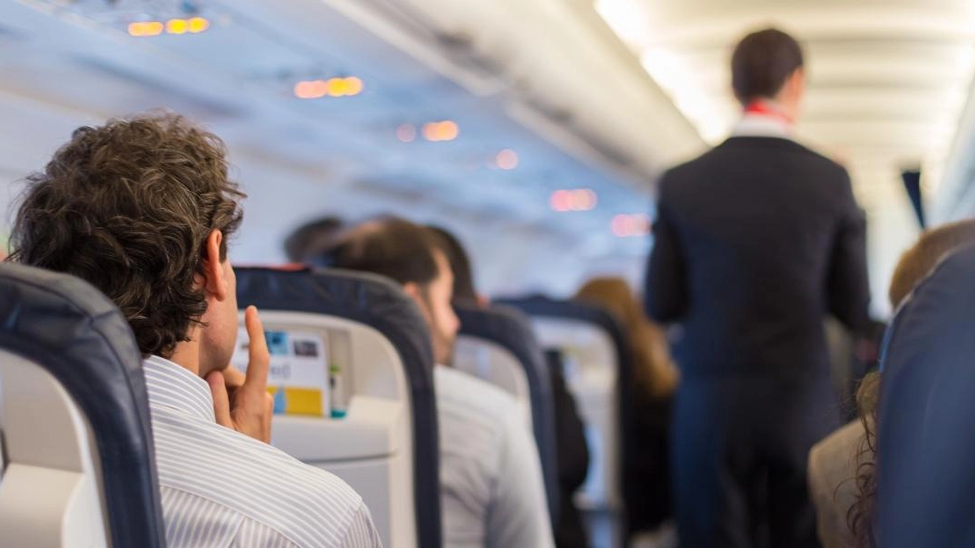 Flypassagerer chokeret: Personale smed tøjet og dansede nøgen i flyet