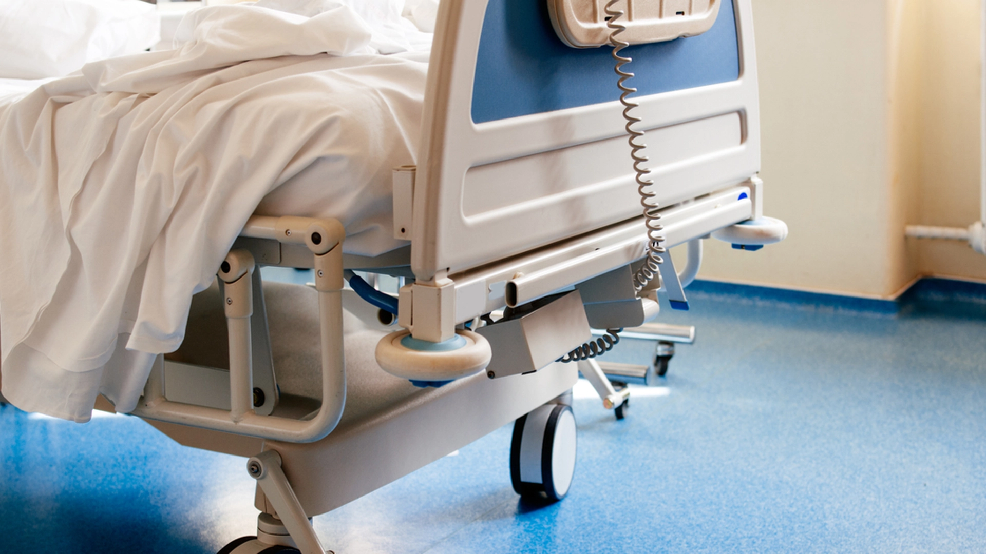 ‘Enormt uheldig’ soldat snublede foran kongehus: Bajonet ‘sad fast i hovedet’