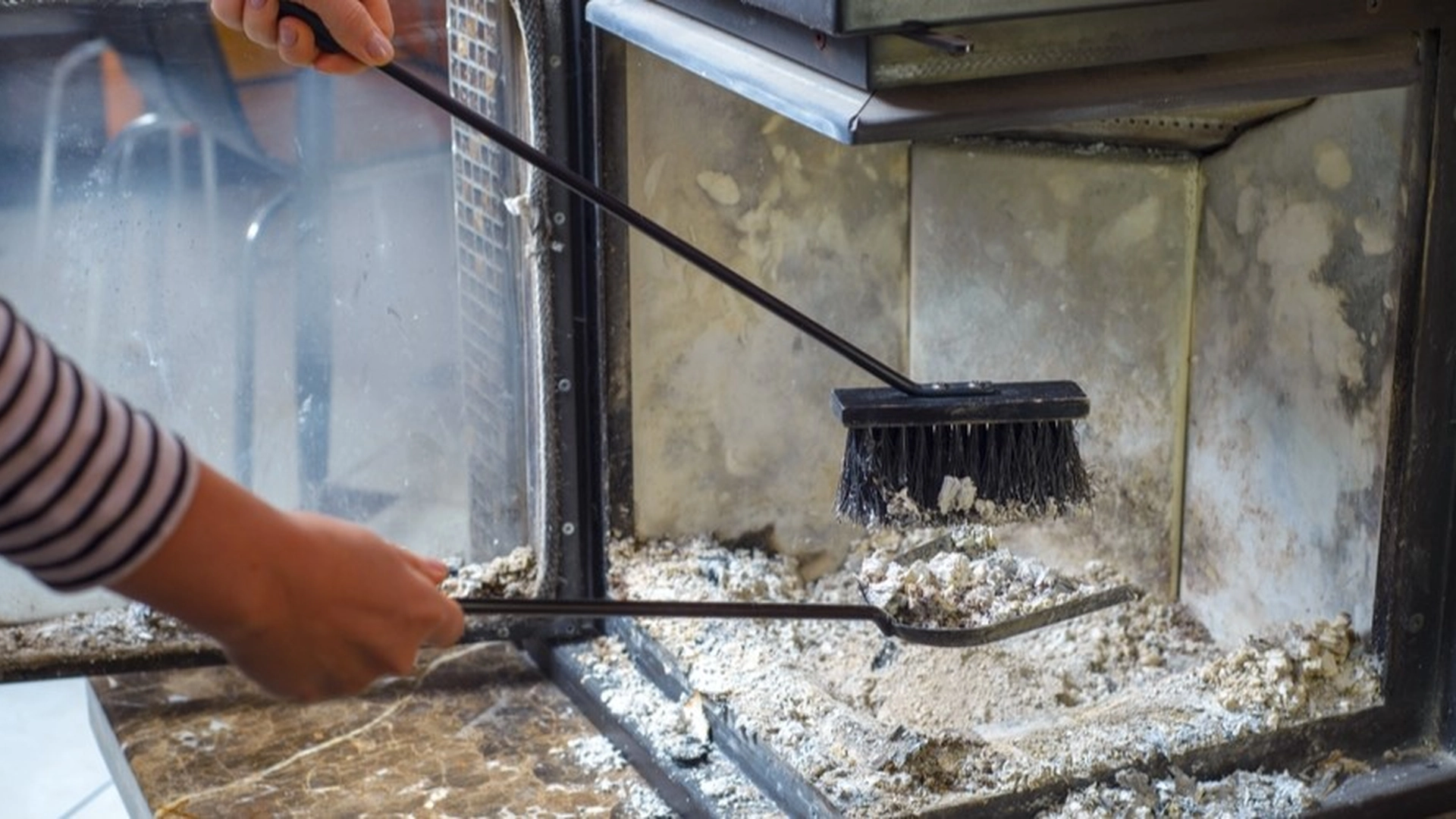 Kvinde ville gøre pejsen ren – men det, hun finder, giver hende kuldegysninger