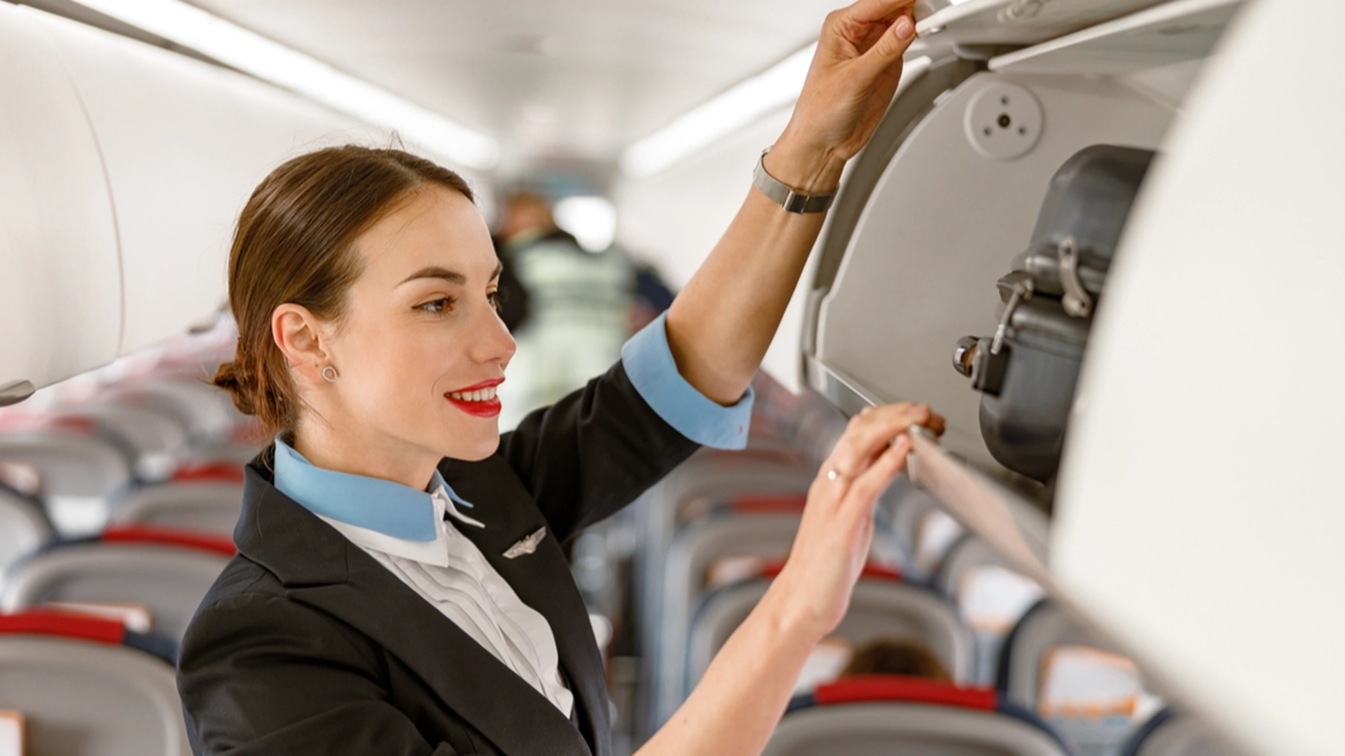 Stewardesse afslører sine bedste tips: Tag aldrig dette på, når du skal ud at flyve!