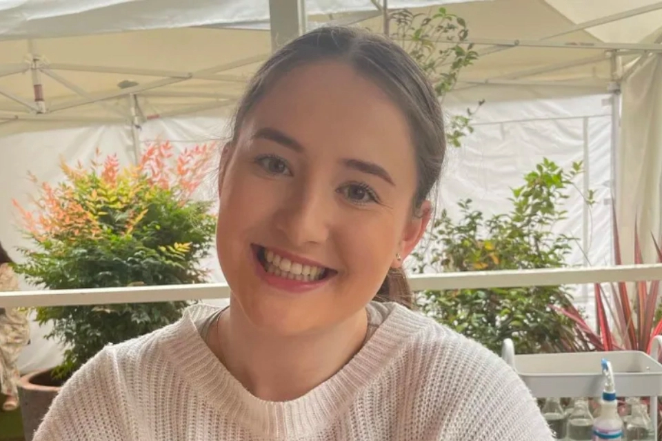 21-årige Charlotte tjener 70.000 kroner om måneden: Ingen vil have hendes job