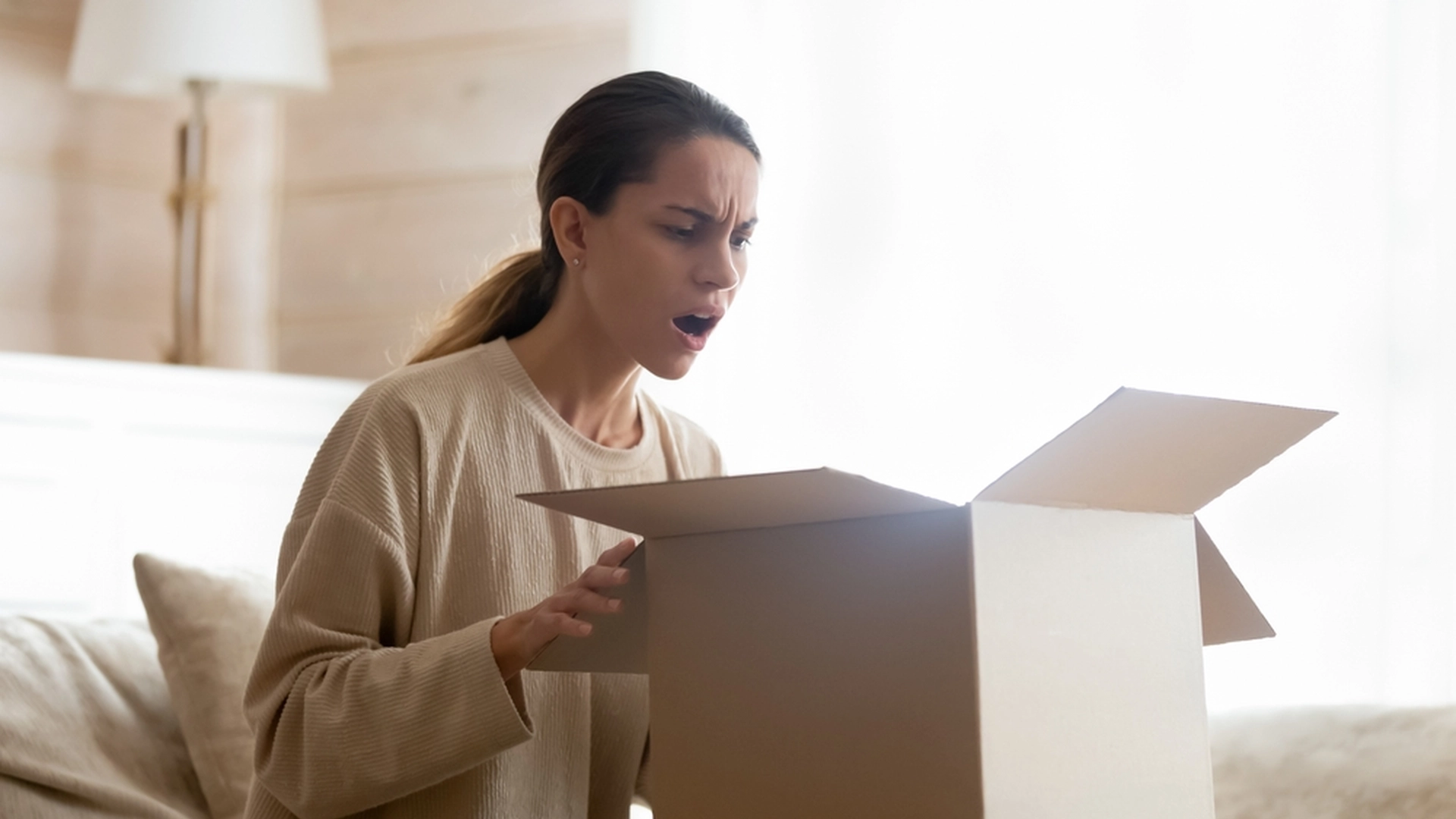Kvinde modtog sin pakke, men en klam overraskelse havde sneget sig med