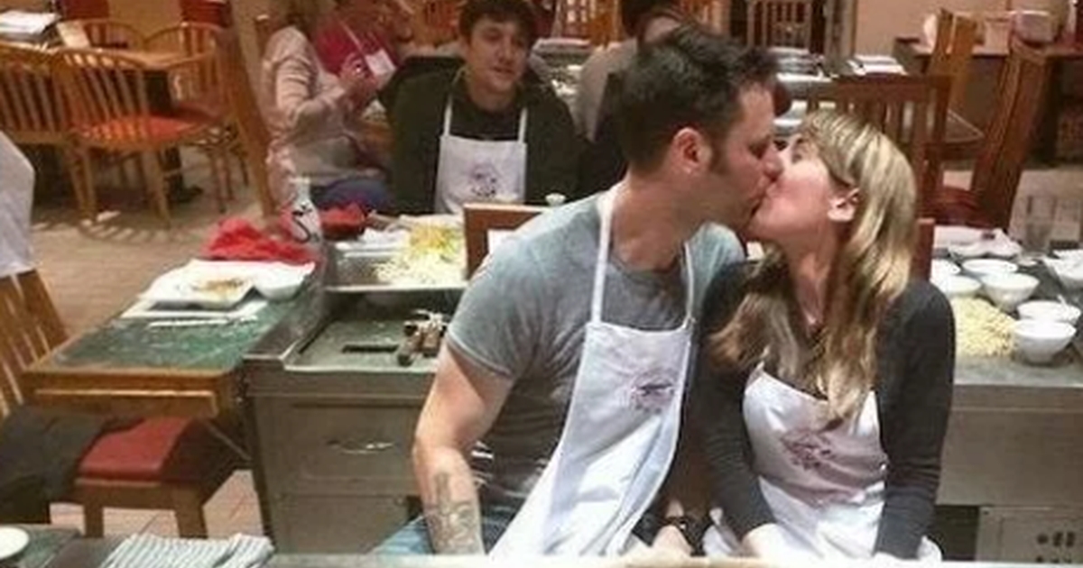 Parret fik taget forlovelsesbillede på restaurant – men de skulle nok lige have tænkt sig om først