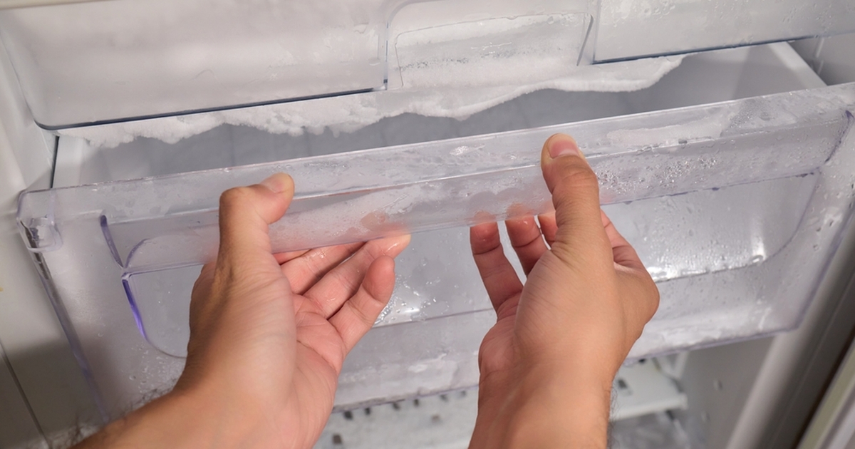 Det går oftest i glemmebogen, men det gamle husmorråd virker stadig: Sådan slipper du for is i fryseren med simpelt trick