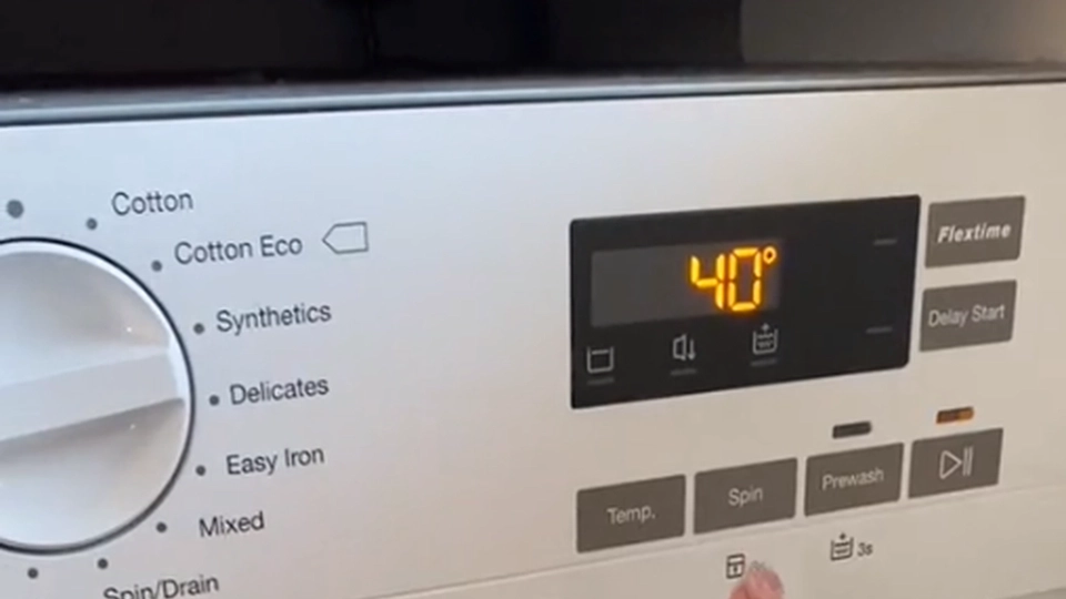 Derfor bør du undgå at vaske dit tøj ved 40 grader: Der er en meget god grund