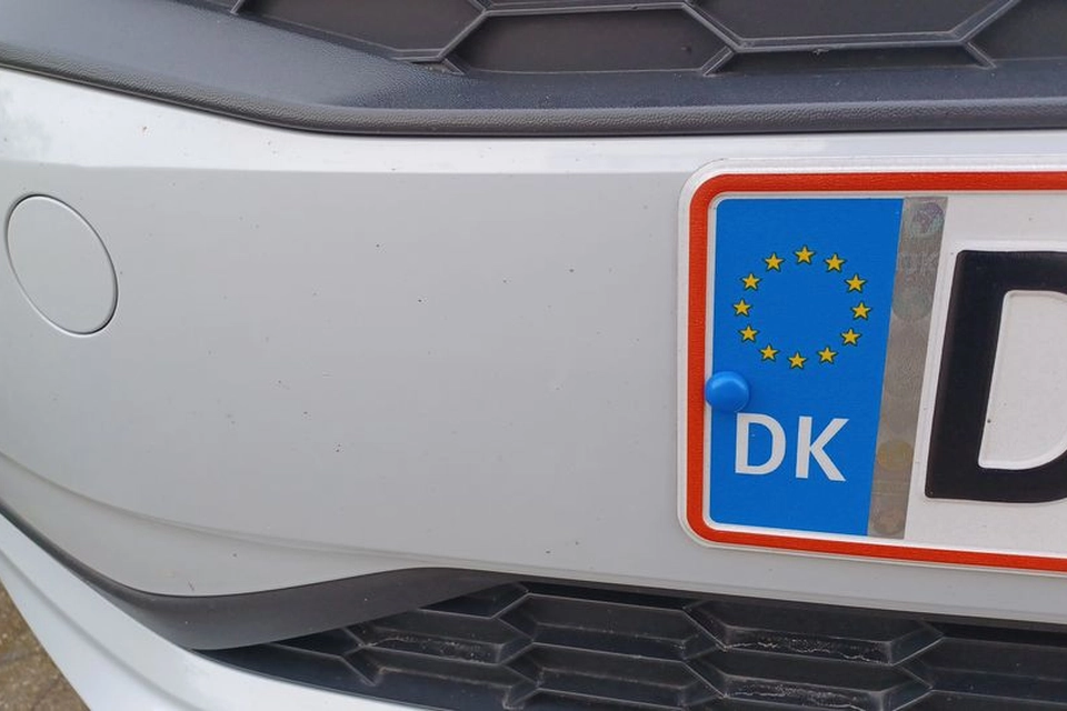 De er usynlige for fartkameraerne: Disse nye nummerplader ‘snyder’ fotofælderne