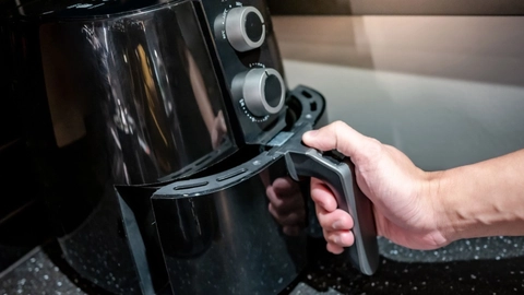 Typisk airfryer-fejl går igen: Nu advarer ekspert mod den dårlige vane