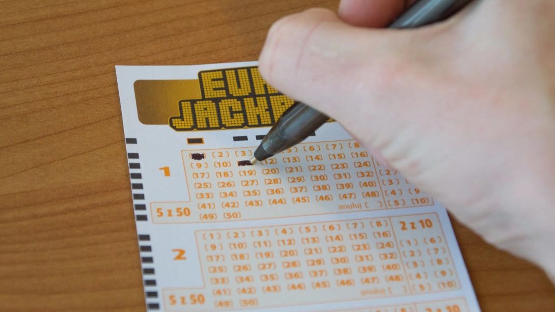 Kvindes ‘ugyldige’ lottokupon var tæt på at ryge i skraldespanden: Nu deler hun vigtig lektie